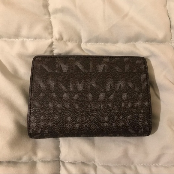 Michael Kors Jet Set Medium Slim Wallet - Picture 2 of 5